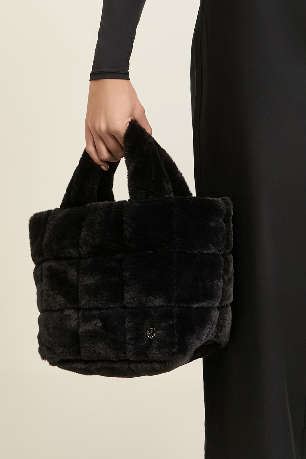 תמונת כל הלוק של Quilted Grid Tote Bag Mini *Plush Fleece